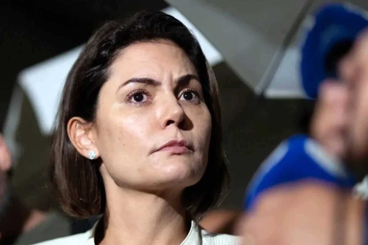 Michelle Bolsonaro anuncia saída da presidência do PL Mulher e ala feminina tenta equilibrar apoio a ela e a Flávio Bolsonaro