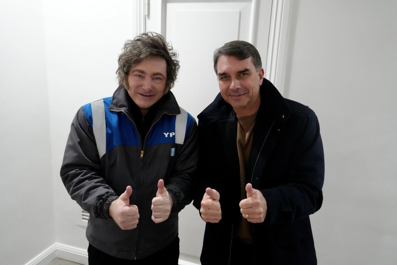 Governo Lula mantém cautela sobre visita de Javier Milei à convenção de Flávio Bolsonaro