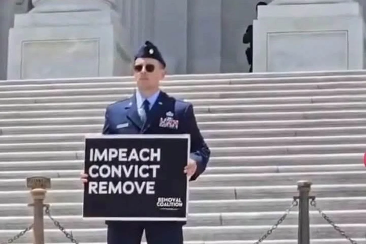 Militar dos EUA é preso no Capitólio após pedir impeachment de Trump