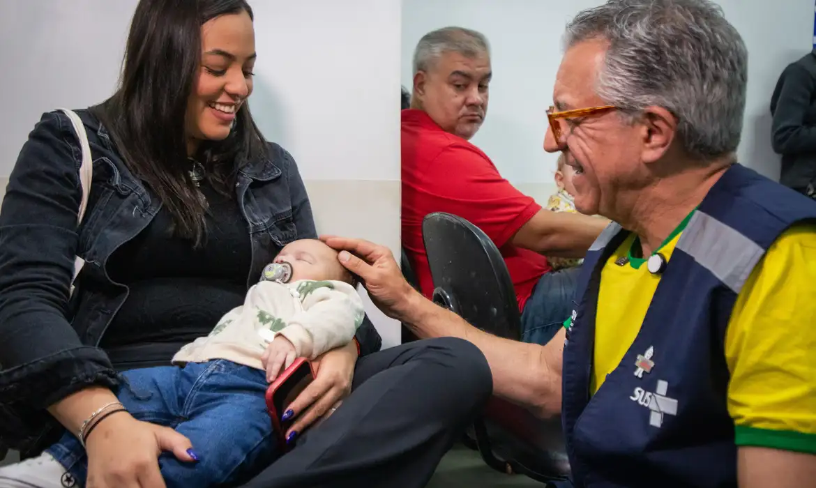 Ministério da Saúde inicia vacinação contra Pneumo 20 em crianças menores de 5 anos