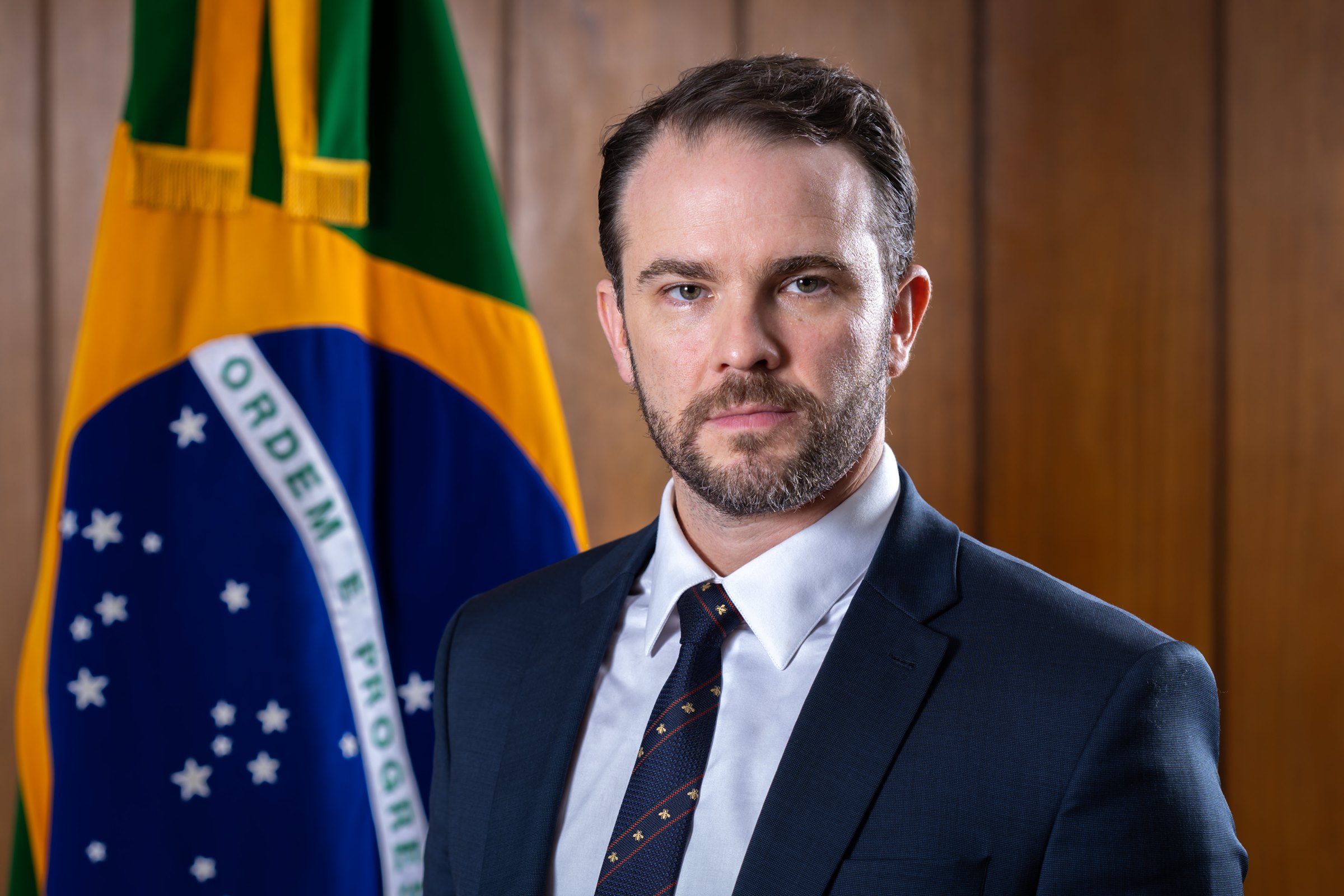 Ministro da Fazenda Dario Durigan intensifica laços globais em Moscou e Paris