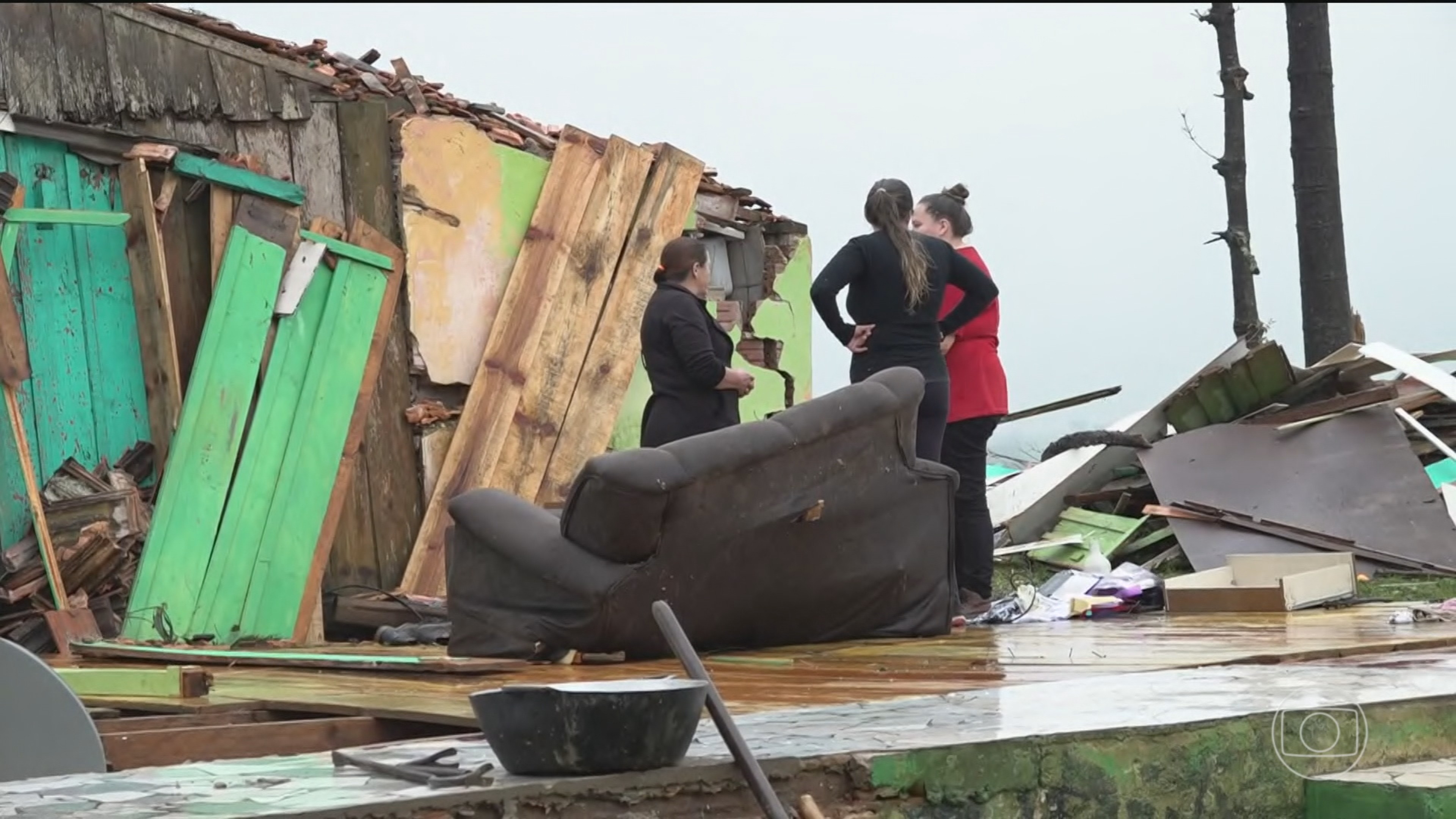 Moradores de Piraí do Sul contam prejuízos após passagem de tornado