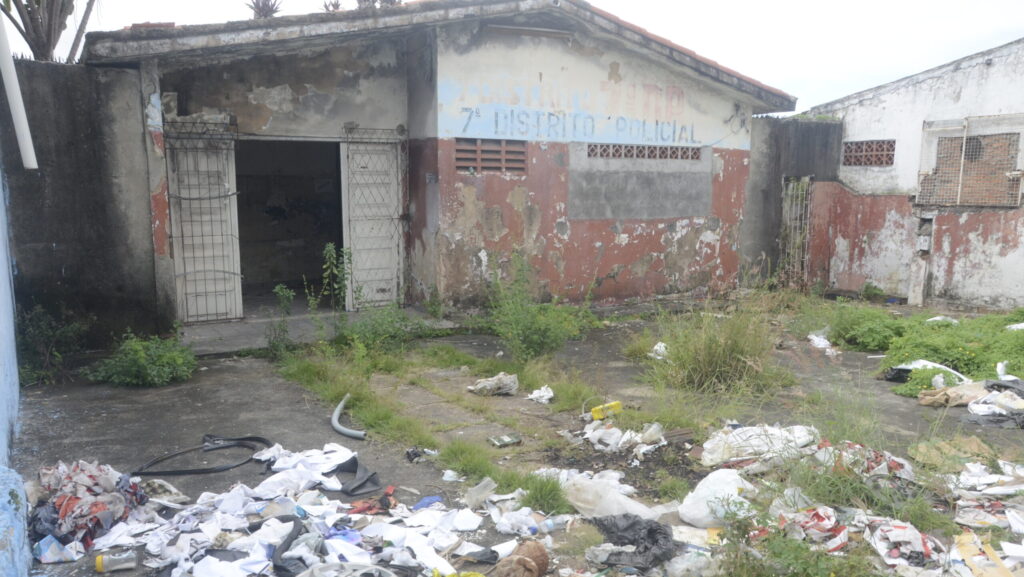 Moradores e comerciantes denunciam abandono de antigo prédio policial em Natal