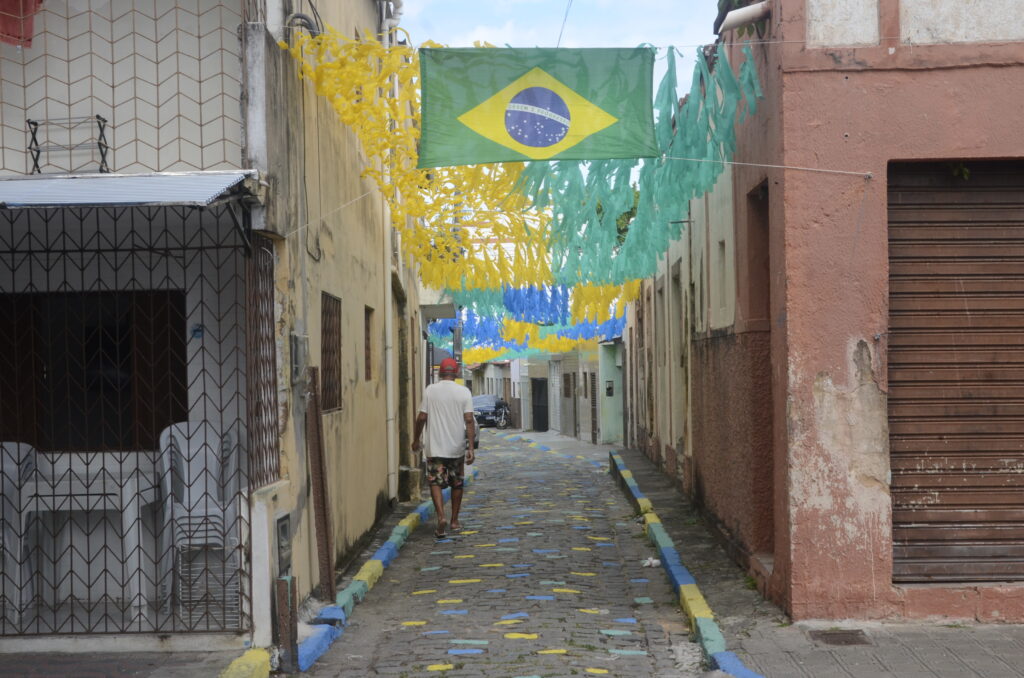 Moradores da Rua São Vicente no Alecrim decoram via em apoio à Seleção Brasileira rumo ao hexa