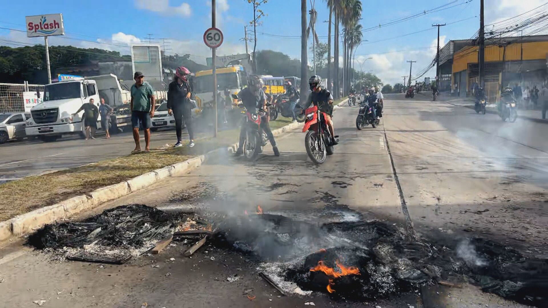 Moradores protestam por inclusão em lista de Auxílio de vítimas das chuvas