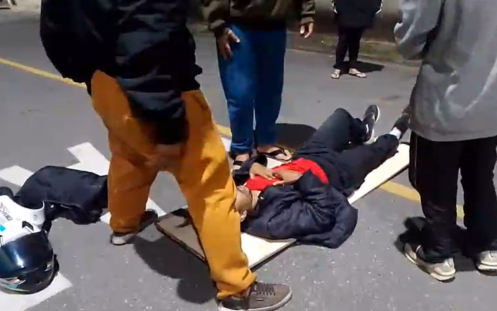 Moradores improvisam resgate de motociclista após impasse com UPA em Pouso Alegre