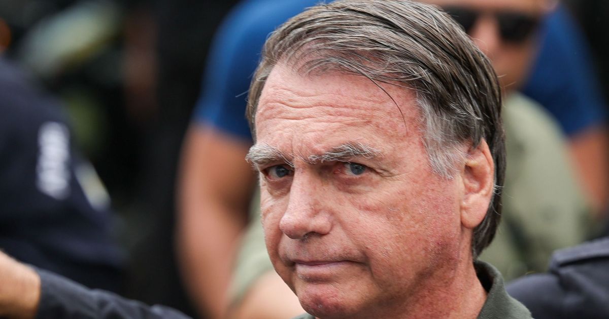 Moraes aguarda defesa de Bolsonaro explicar porte de arma em domiciliar