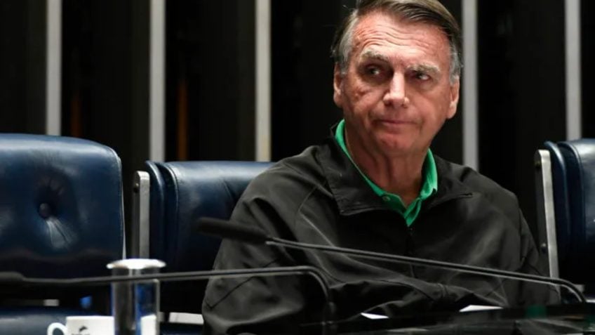 Moraes cobra PGR e defesa sobre arma de Bolsonaro
