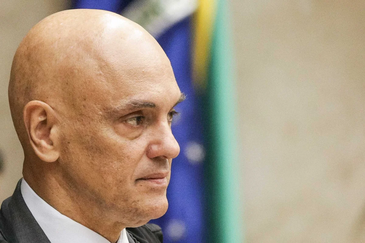 Moraes concede prazo à PGR para avaliar se Flávio Bolsonaro caluniou Lula