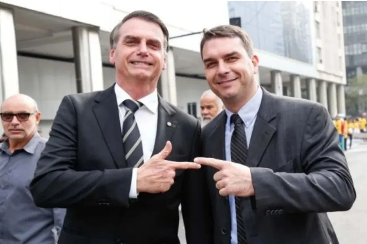 Alexandre de Moraes proíbe visitas de Flávio a Jair Bolsonaro após reincidência
