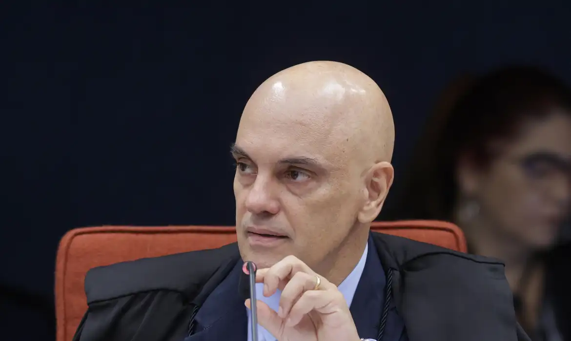 Moraes determina que Exército entregue armas de Bolsonaro à PF
