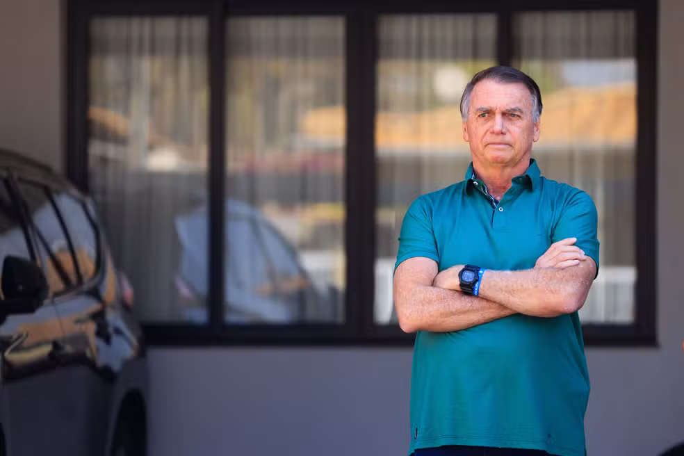 Moraes determina que Bolsonaro entregue armas em 48h e mantém prisão domiciliar