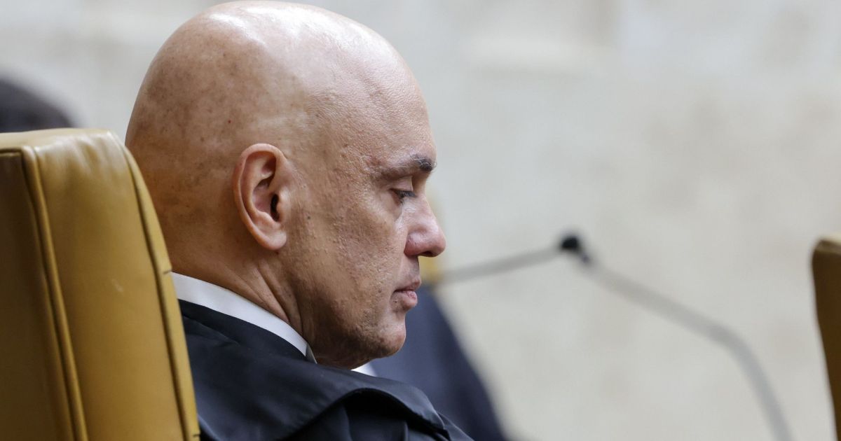 Moraes pede parecer da PGR em caso de malas sem raio-x em voo com Hugo Motta