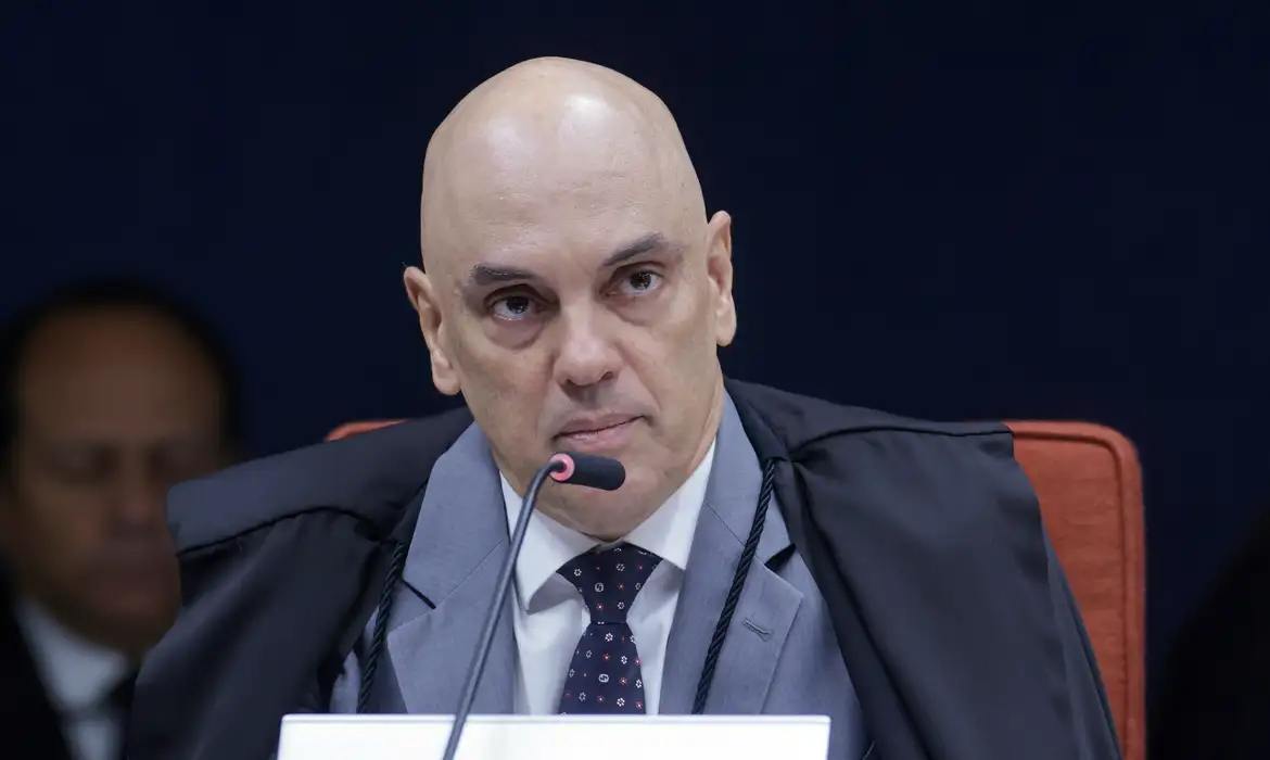 Moraes pede parecer da PGR sobre inclusão de Jair e Flávio em inquérito