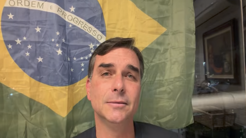 Flávio Bolsonaro critica Moraes por restringir visitas a Jair Bolsonaro