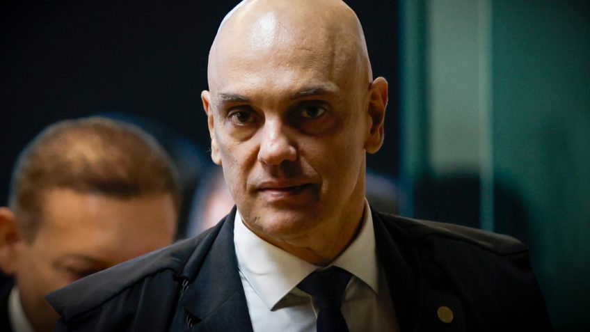 Moraes pede manifestação da PGR sobre inclusão de Jair e Flávio em inquérito