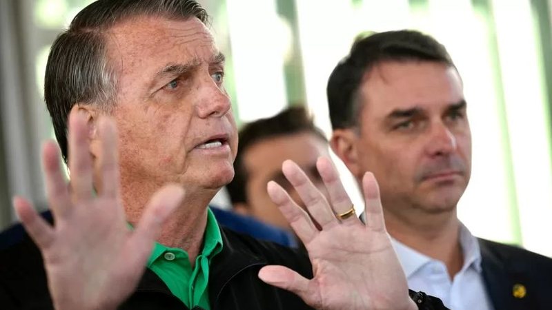 Alexandre de Moraes suspende visitas de Flávio Bolsonaro a Jair Bolsonaro