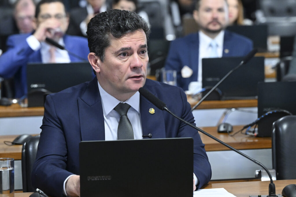 Sergio Moro critica decisão de Alexandre de Moraes sobre restrição a Jair Bolsonaro