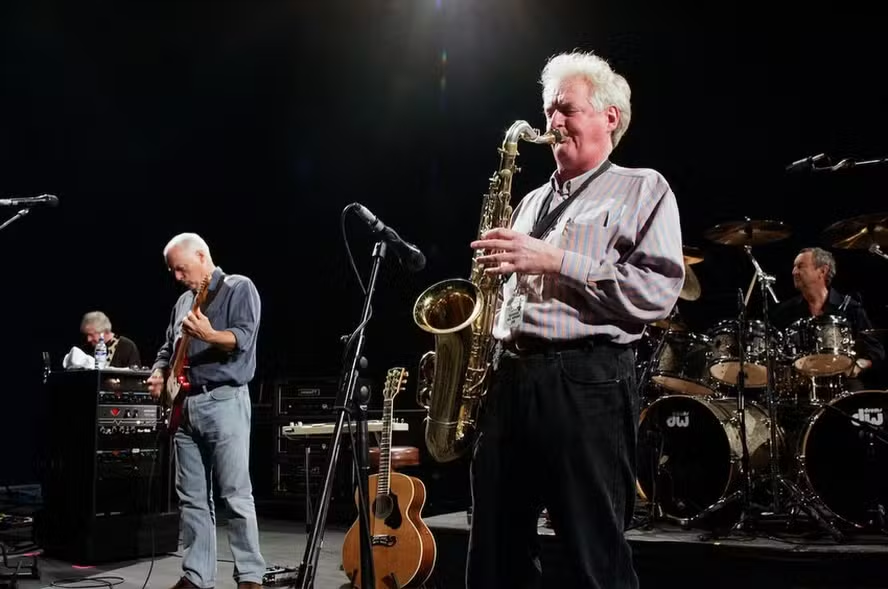 Morre Dick Parry, saxofonista icônico do Pink Floyd, aos 83 anos