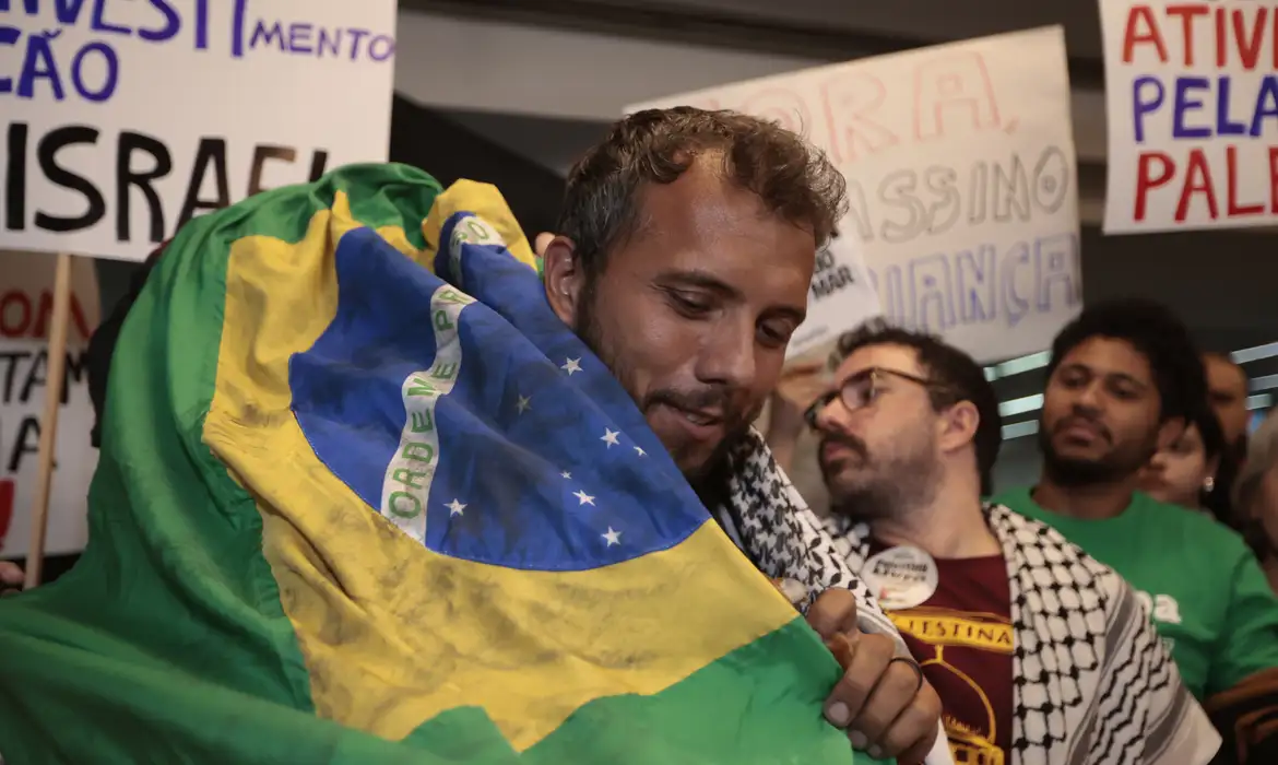 Israel mantém Thiago Ávila preso; mãe do ativista falece em Brasília