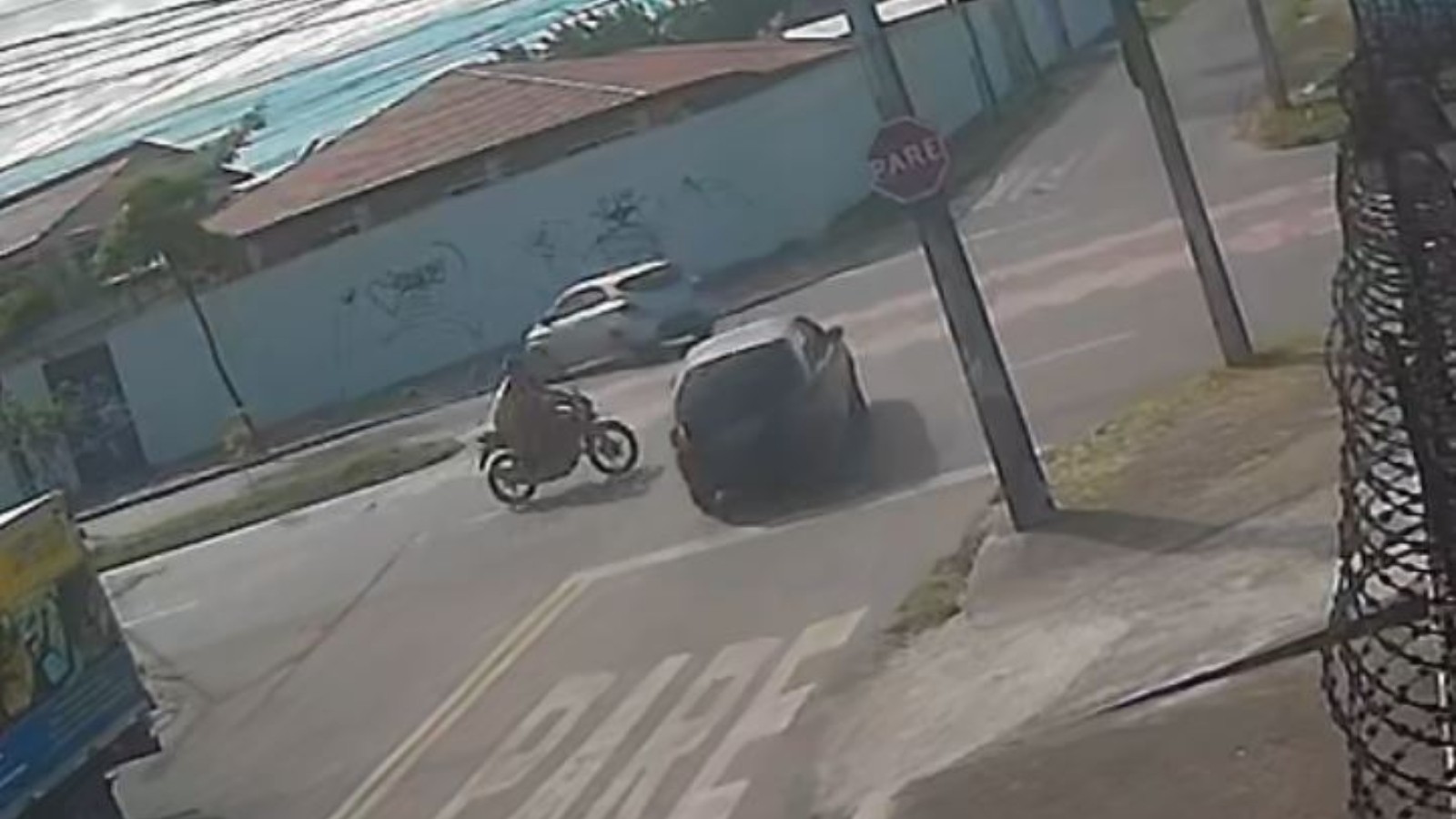 Motociclista morre e filho fica ferido após carro avançar preferencial em Fortaleza