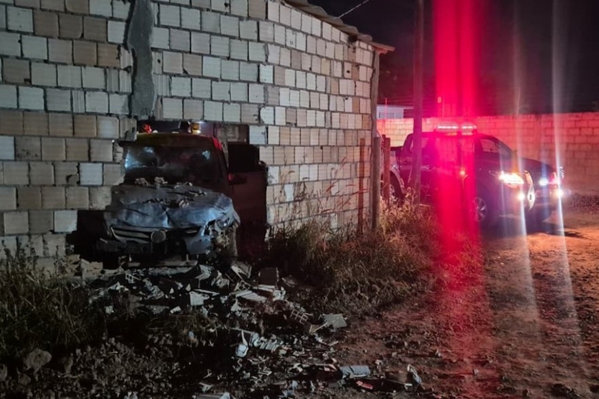 Motorista com passageiras perde o controle e invade residência no DF