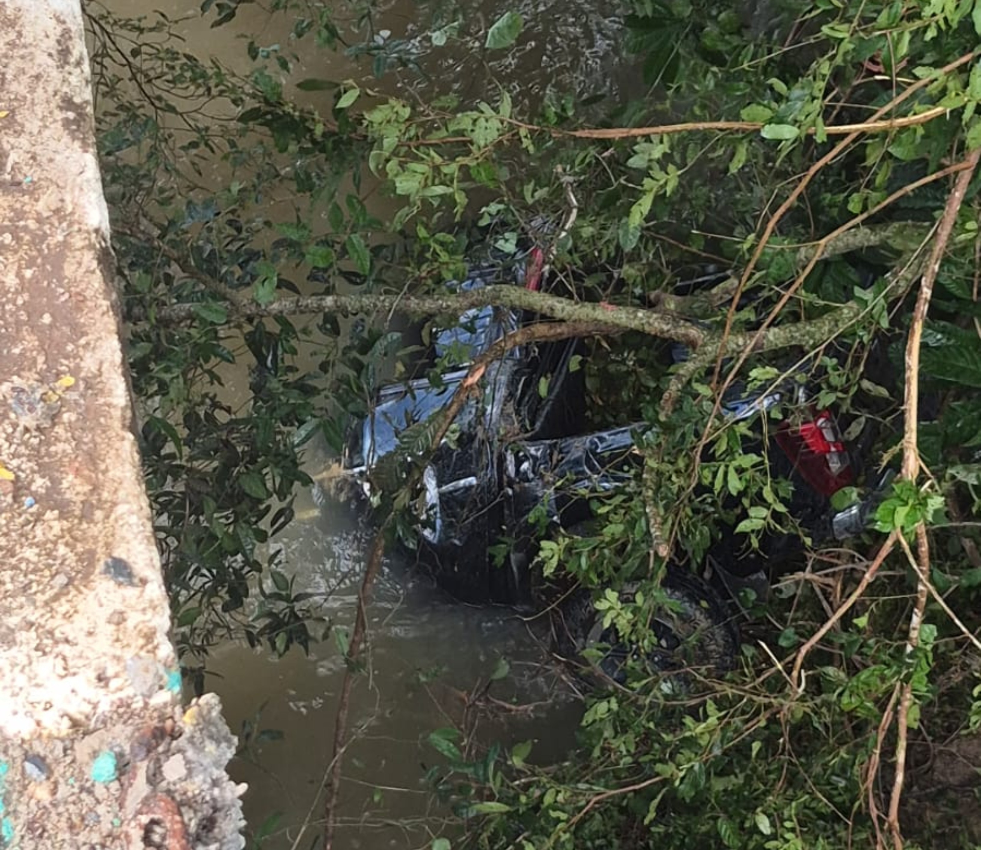 Homem despenca 10 metros em ponte no Amajari após perder controle na chuva