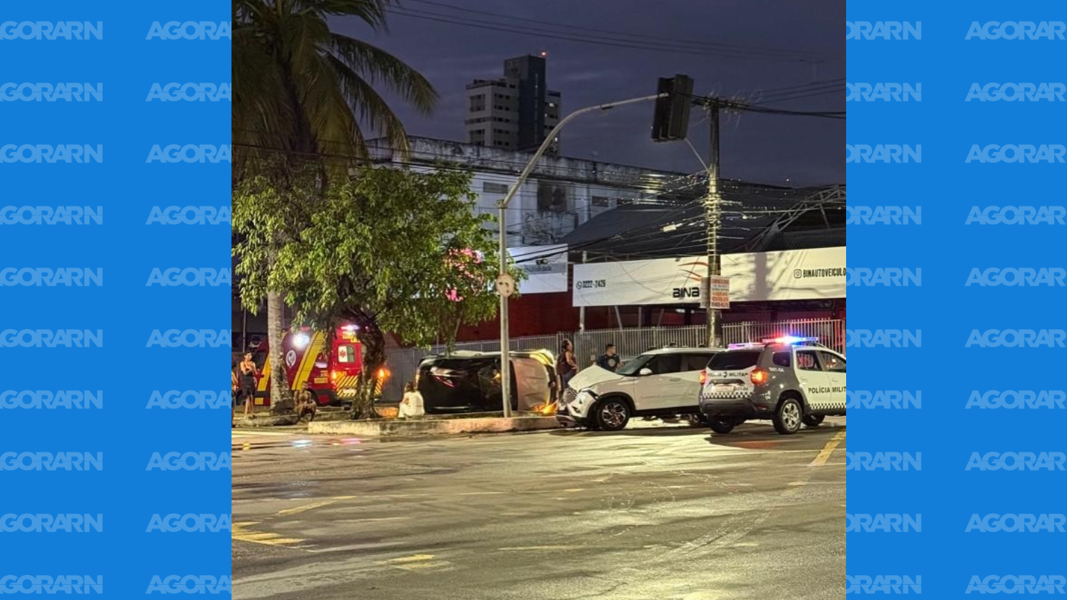Motorista fica preso às ferragens após carro capotar em cruzamento de Natal