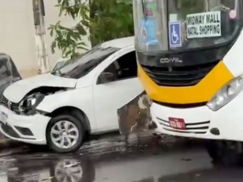 Ônibus desgovernado atinge quatro carros estacionados na Av. Antônio Basílio