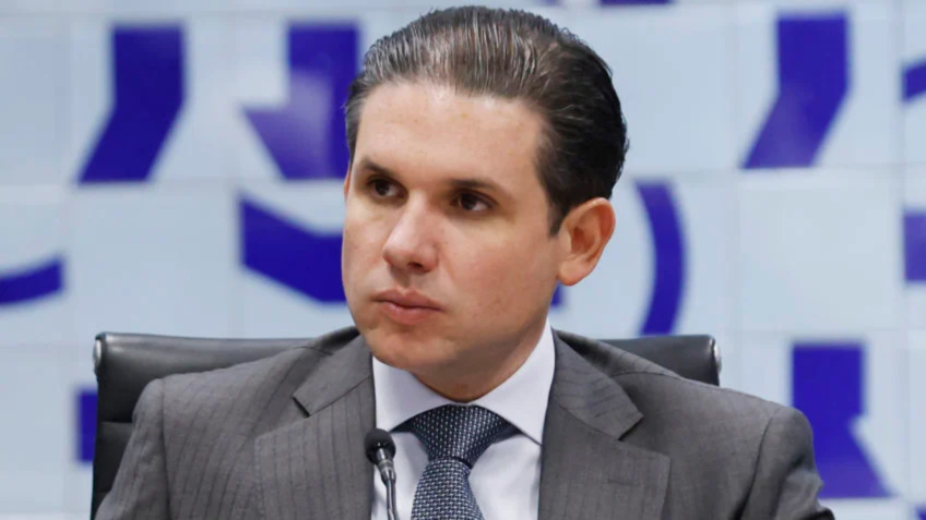 Hugo Motta adia decisão sobre aumento de etanol na gasolina para 14 de julho de 2026