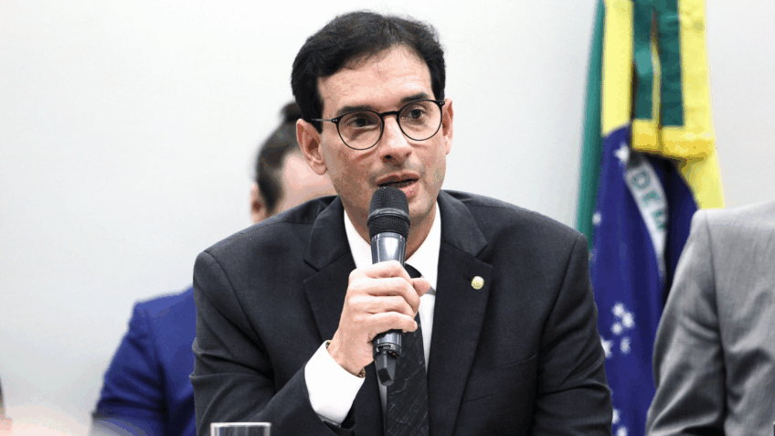 Hugo Motta designa Leo Prates como relator do PL que extingue escala 6 X 1