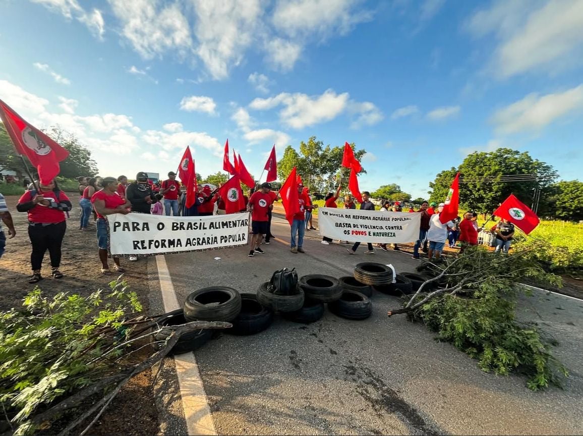 MST bloqueia BR-406 por reforma agrária no RN