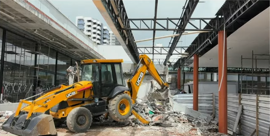 Parte de estrutura de concreto desaba sobre casa lotérica em Candelária