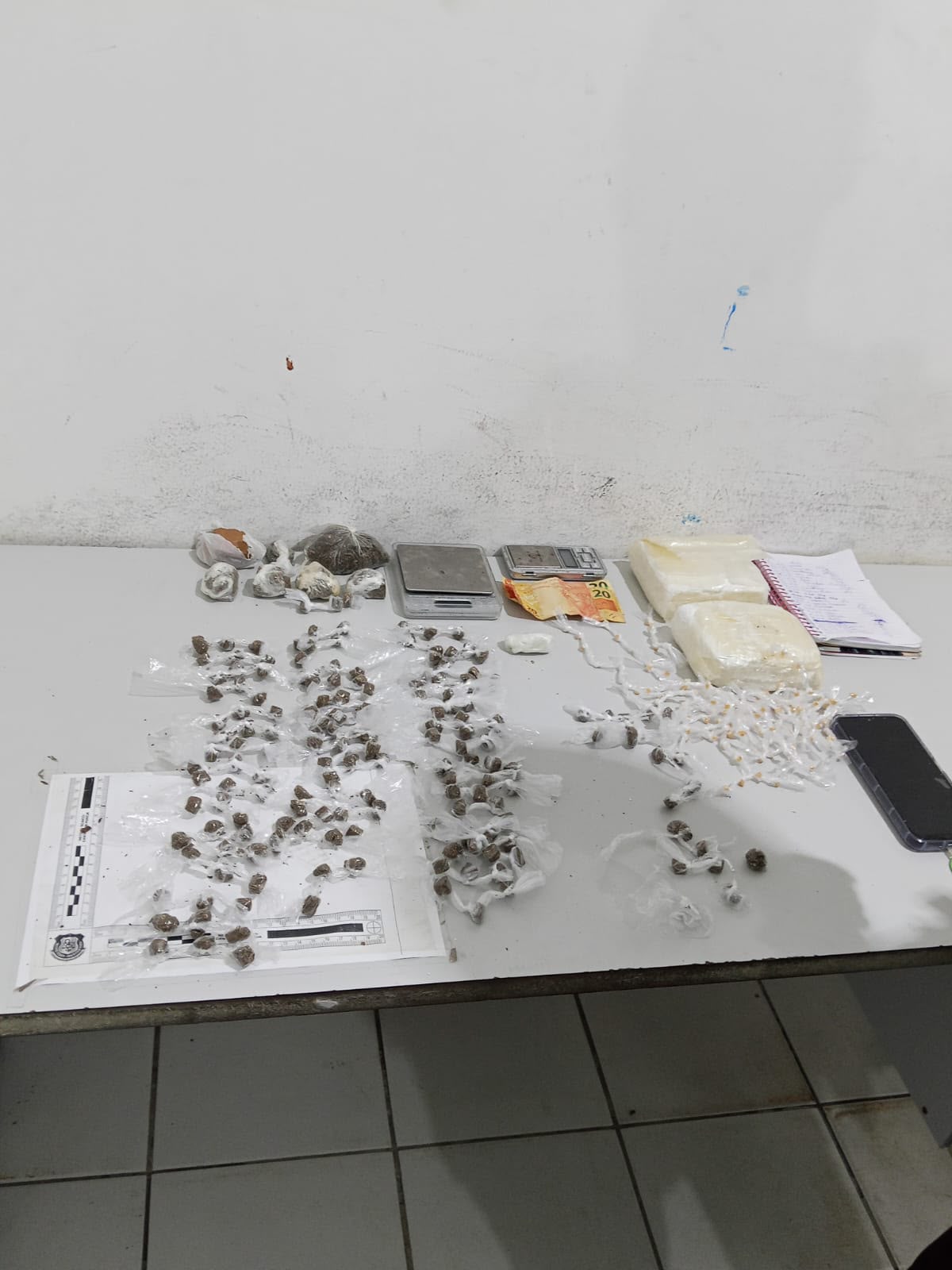 Polícia Militar prende mulher com mais de 370 porções de drogas na zona Norte de Natal