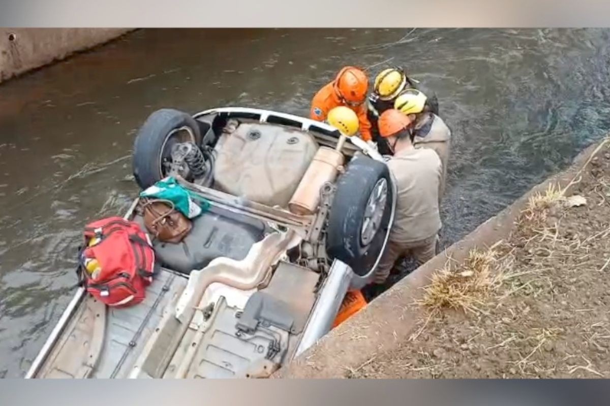 Mulher de 60 anos é resgatada após carro cair em córrego em Campo Grande