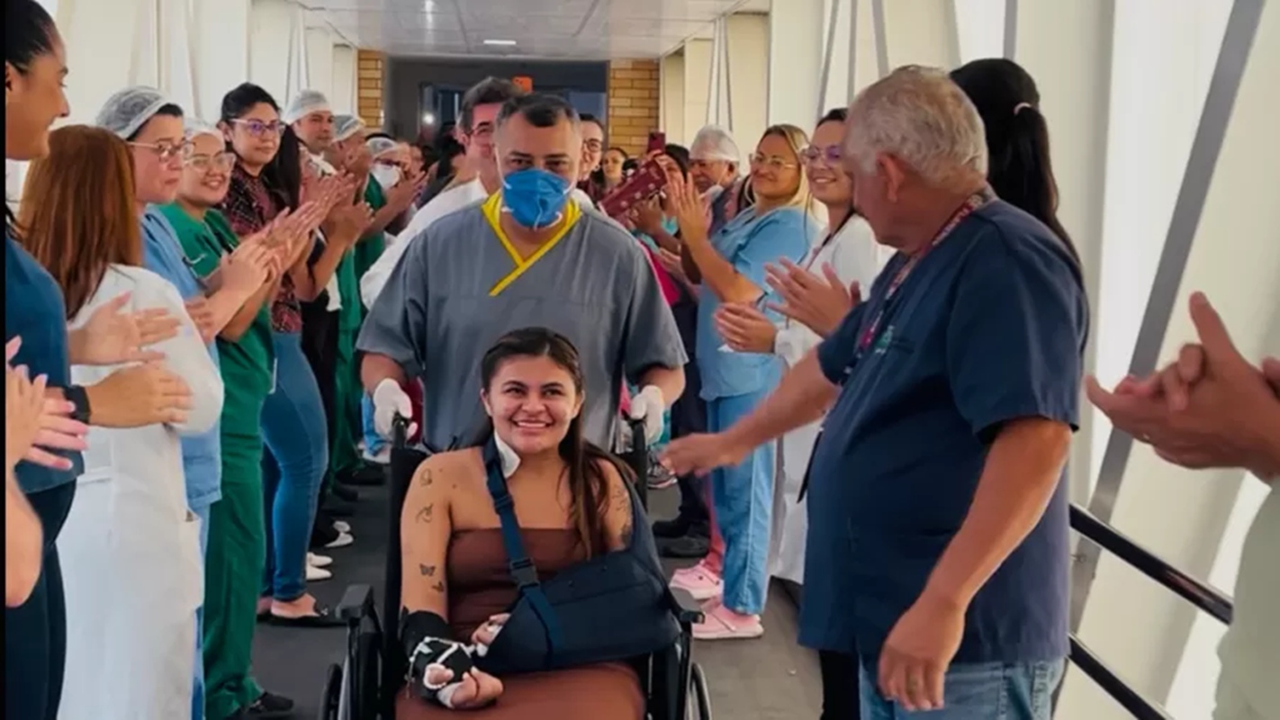 Ana Clara Oliveira recebe alta após reimplante de mão decepada por ex-namorado em Fortaleza