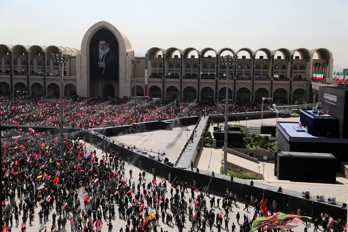 Multidão clama por vingança contra EUA e Israel em funeral de Ali Khamenei