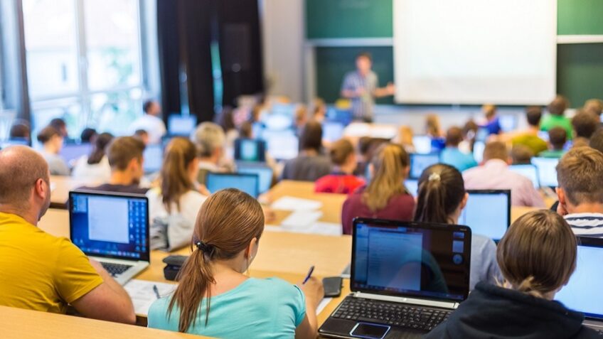 Governo e municípios divergem sobre piso de professores