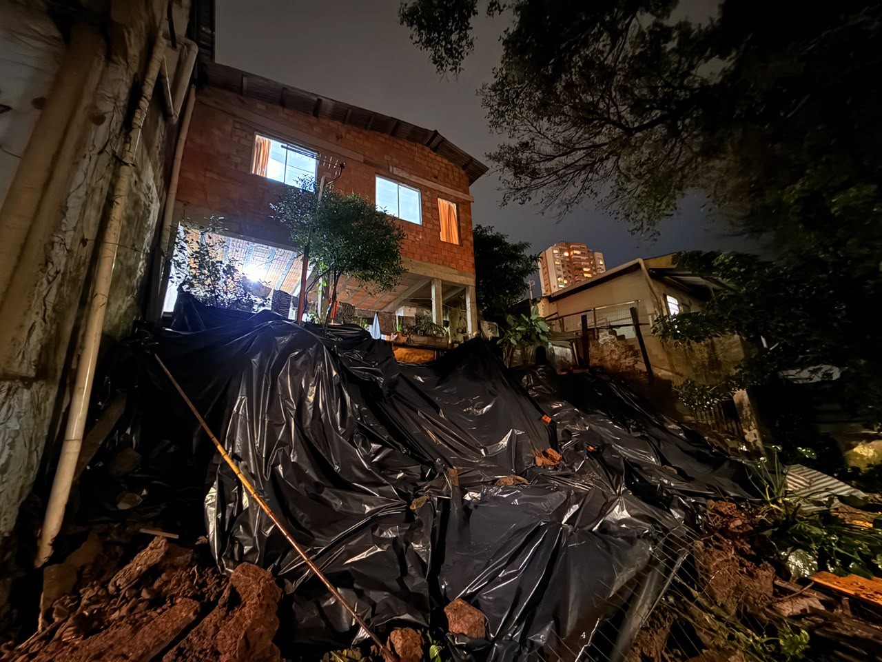 Desabamento de muro em Porto Alegre interdita residências após fortes chuvas