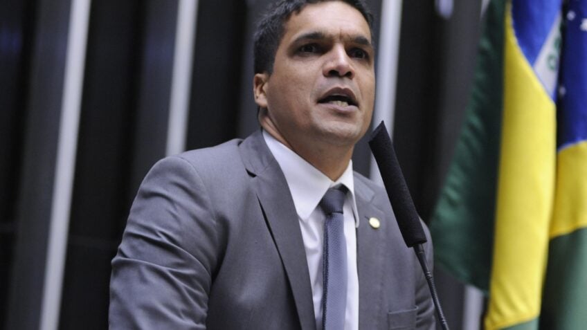 Cabo Daciolo contesta identidade de Lula e levanta teorias sobre Bolsonaro