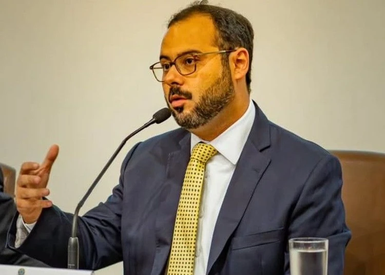 Ministro do MEMP rebate empresário sobre fim da escala 6x1