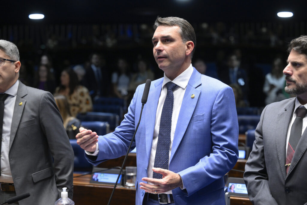 Flávio Bolsonaro nega favorecimento em patrocínio de filme sobre pai