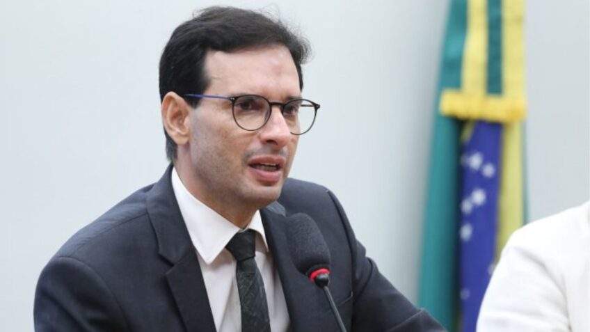 Leo Prates defende redução da jornada e fim da escala 6X1 na Câmara