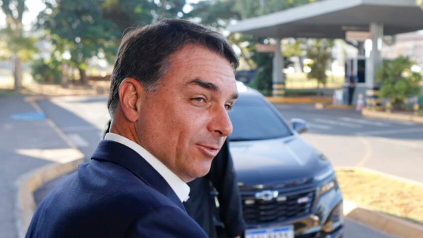 Flávio Bolsonaro critica 'perseguição' em investigações