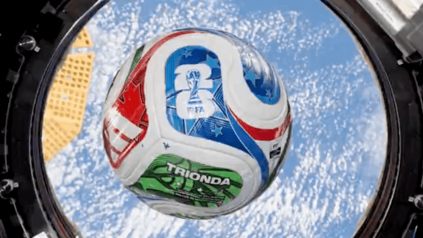 Nasa leva bola oficial da Copa do Mundo ao espaço e conecta futebol à exploração