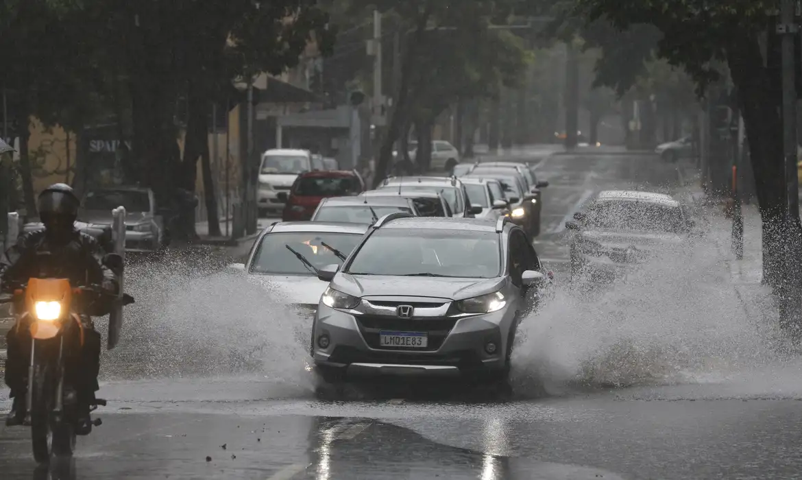 STTU registra 18 pontos de alagamentos em Natal
