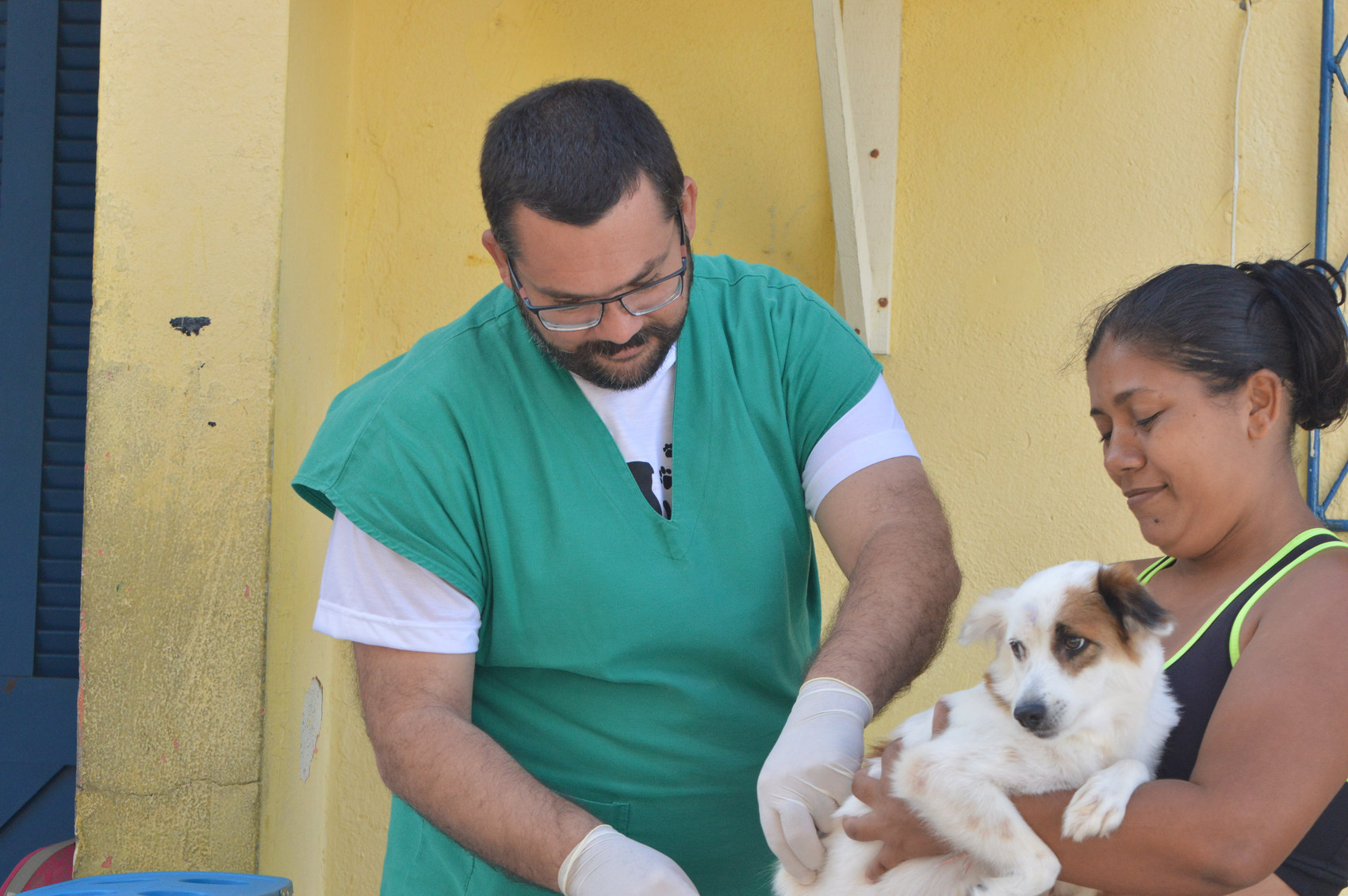 Secretaria Municipal de Saúde inicia vacinação antirrábica porta a porta em cinco bairros de Natal