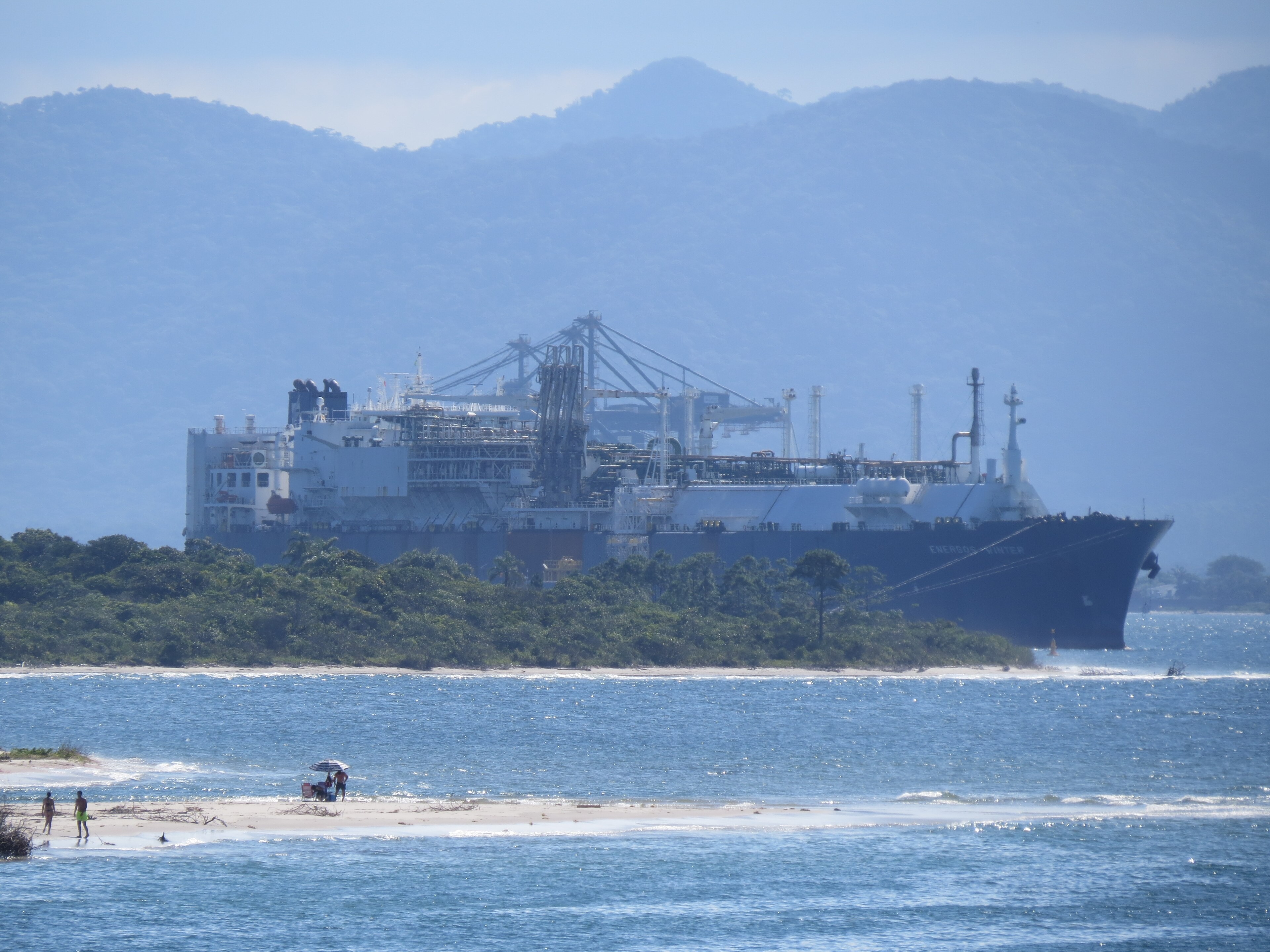 Navio-tanque sofre ataque em Omã em meio à escalada de tensão com Irã