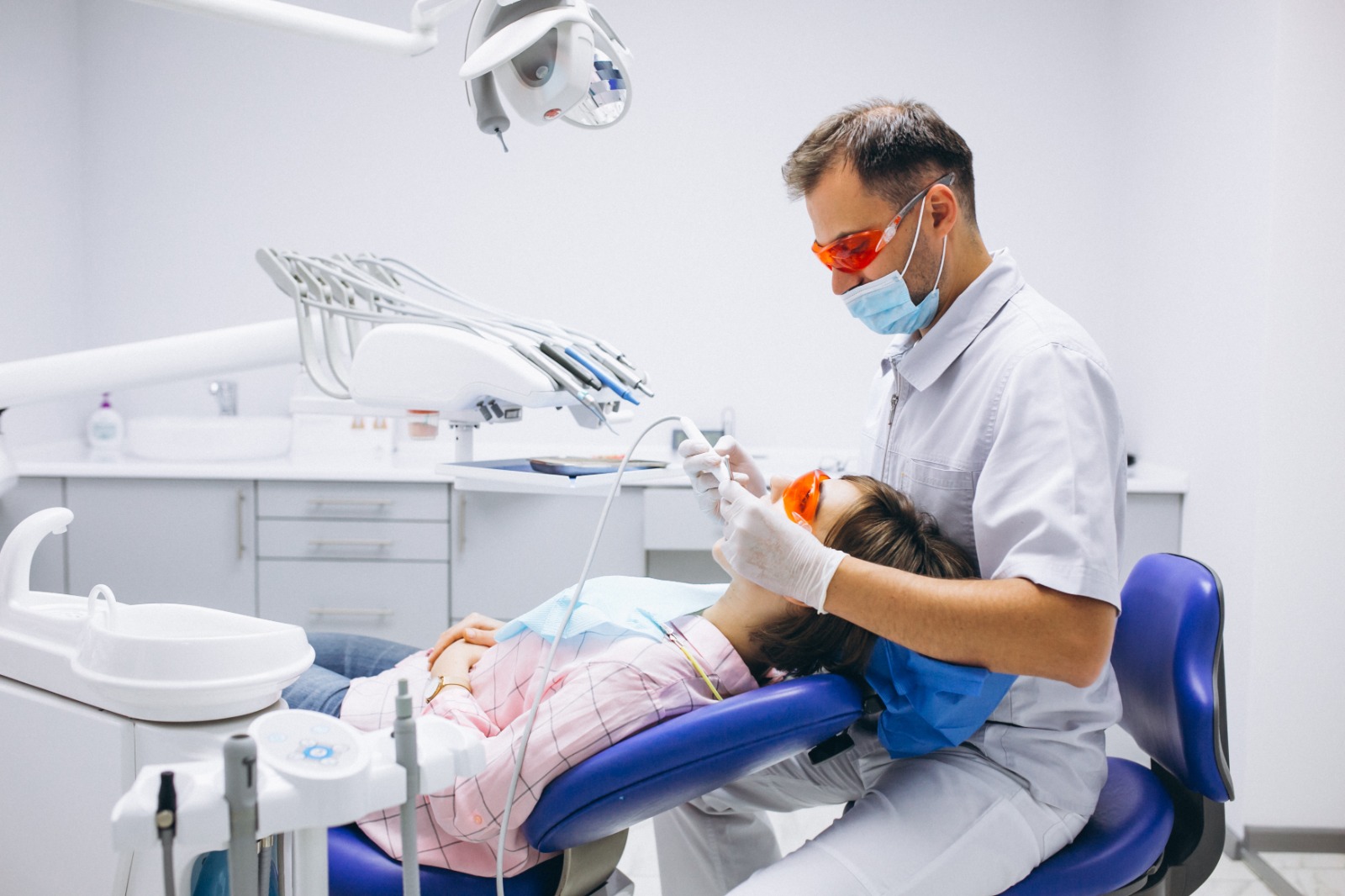 Especialistas indicam novas abordagens para cáries iniciais, priorizando a preservação dental