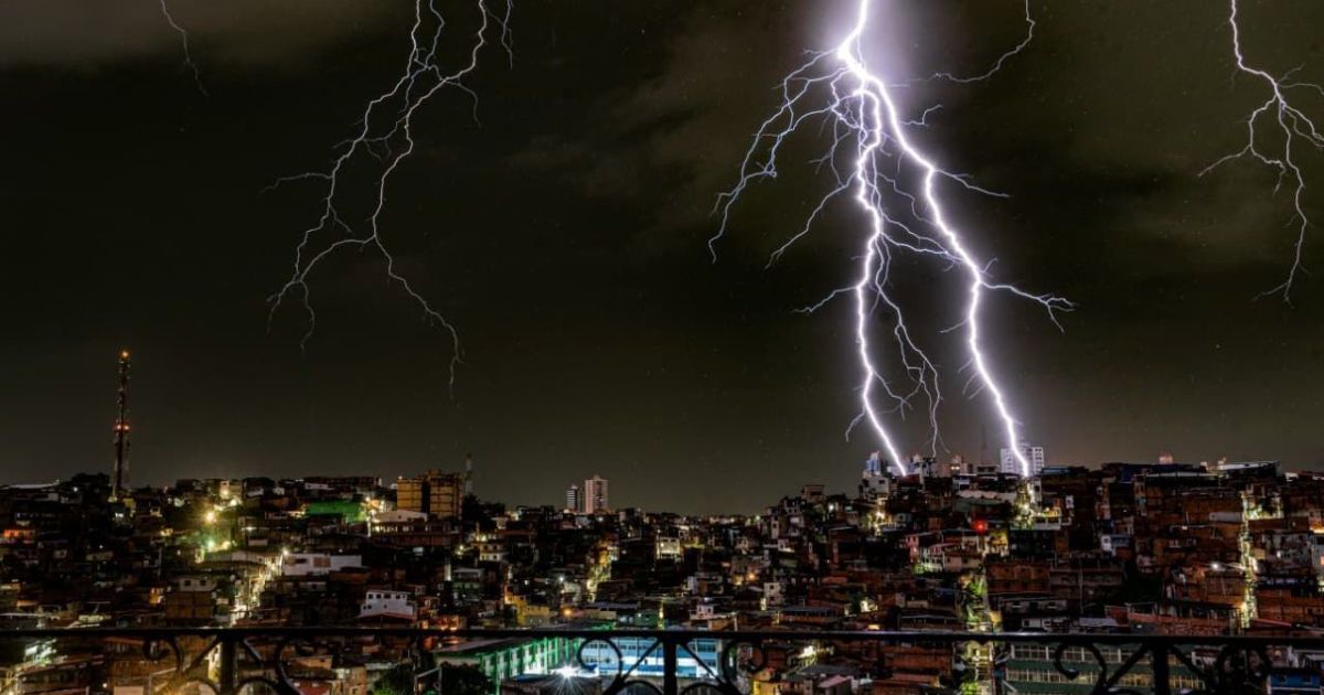 INMET emite alerta de perigo para chuva intensa na Bahia neste domingo (24)